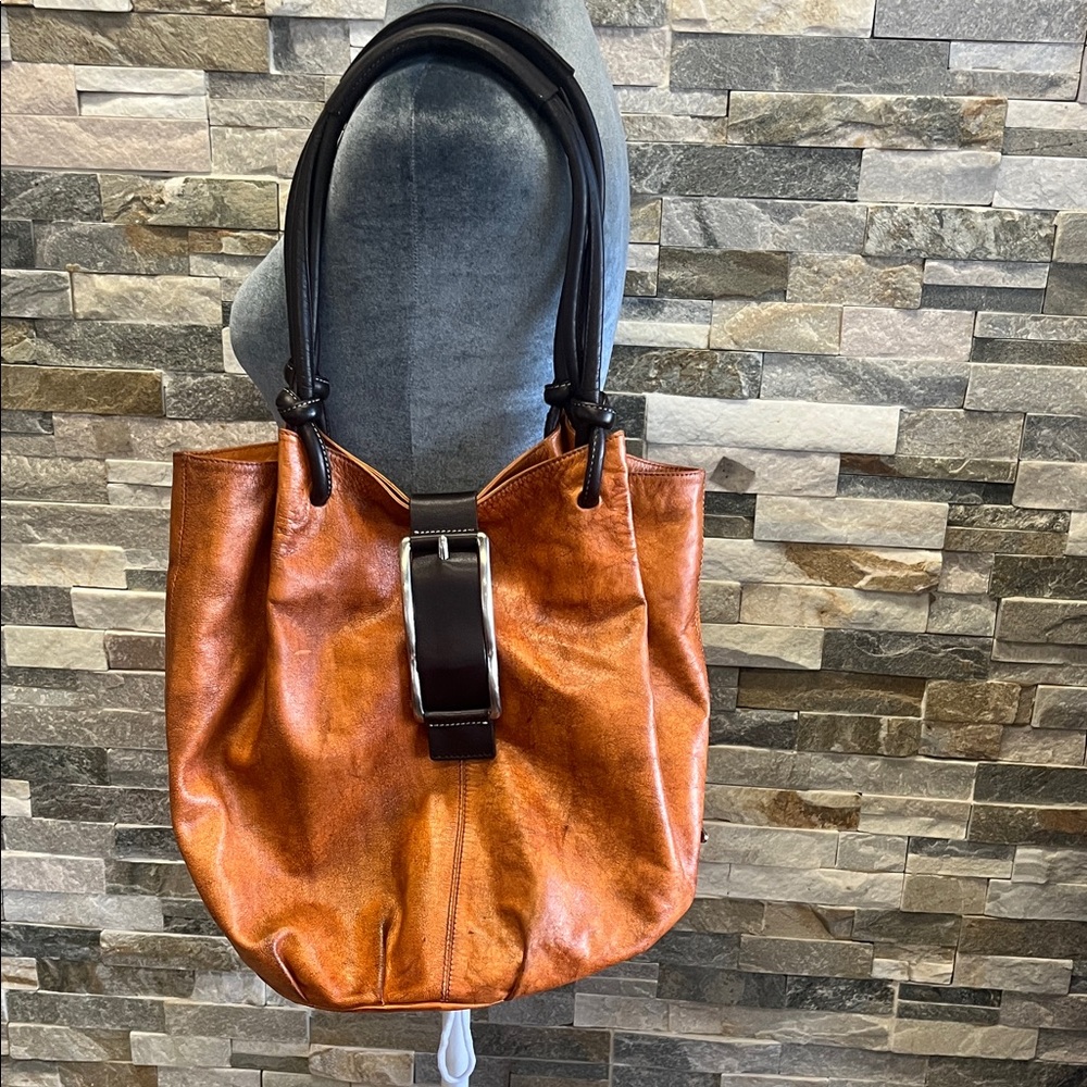 PUNTOTRES Elegant Tan Leather Tote Bag